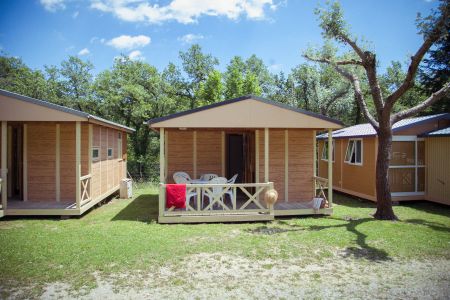 Camping senia rupit-bungalow family-exterior-bungalow familiar a la montanya