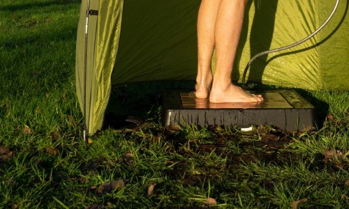 Ducha Loopz reciclaje de agua en una zona de acampada