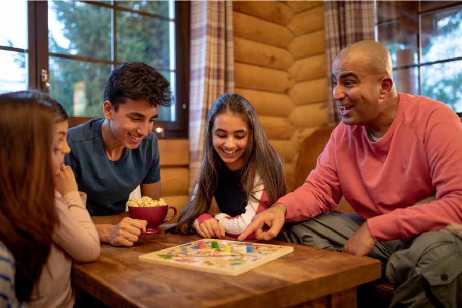 familia jugando a juego de mesa
