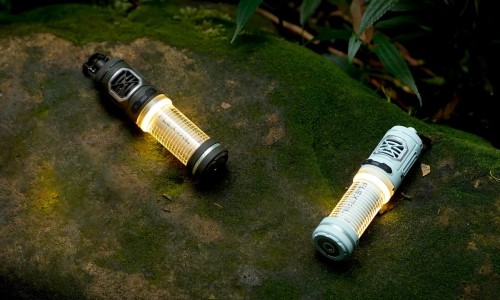 Dispositivo repelente de mosquitos Flextail Tiny Repeller con luz en un entorno natural