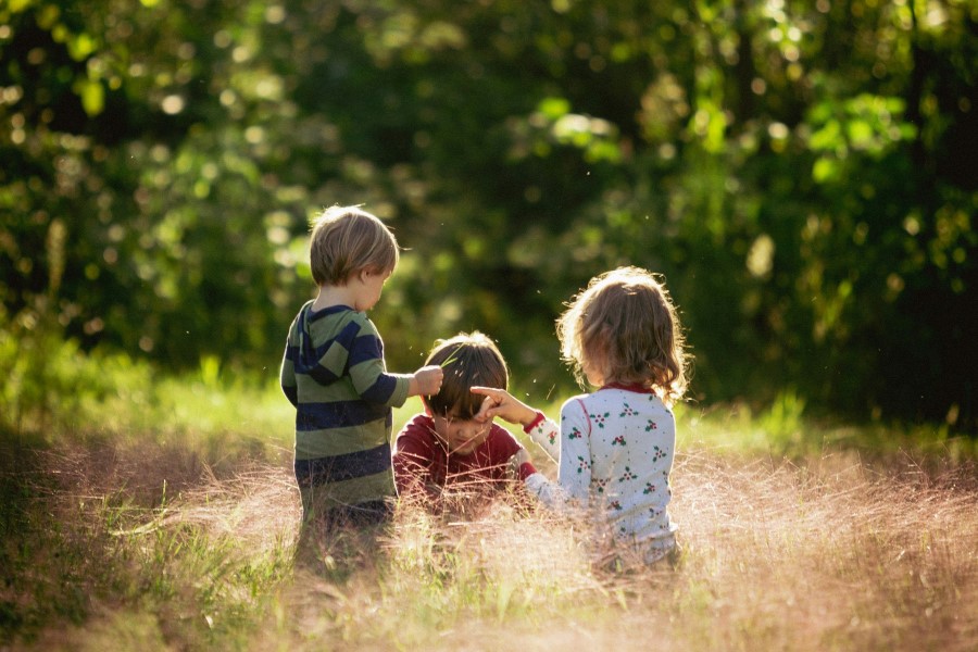 Niños jugando y observando en la naturaleza