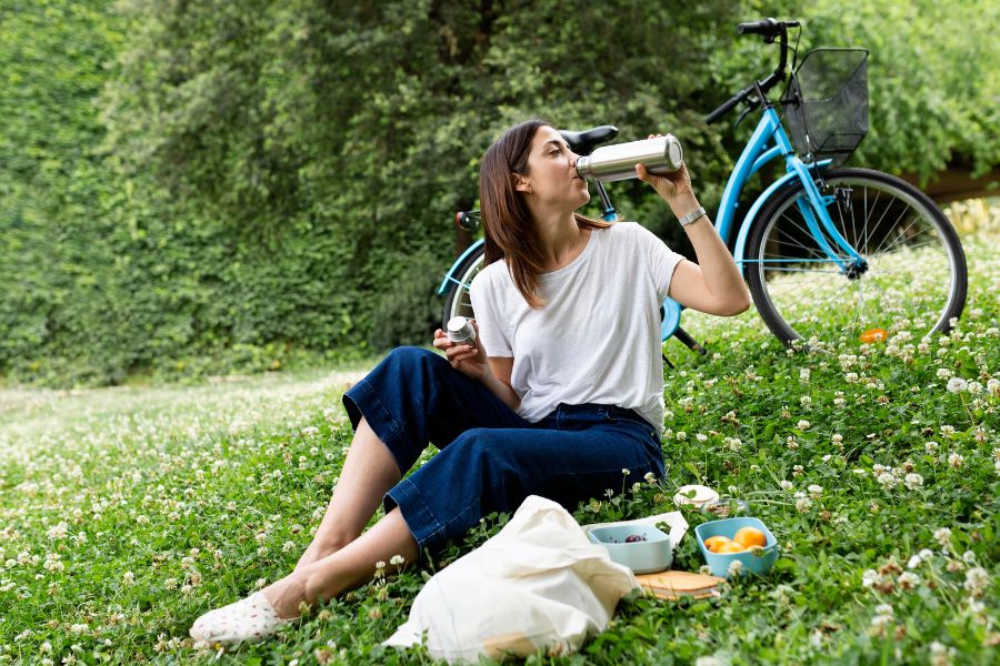 foto galería mujer que bebe viajera sostenible
