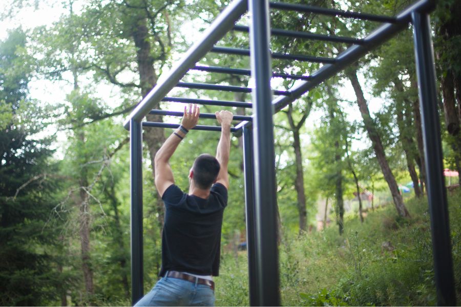 persoon die aan een obstakel hangt