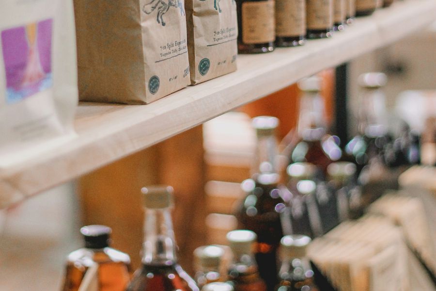 prestatgeria amb productes bàsics a petita botiga del càmping rupit