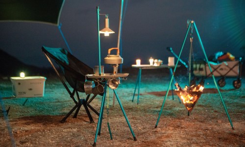 Sistema modular Haloxeen transformado en mesa y parrilla en una zona de acampada