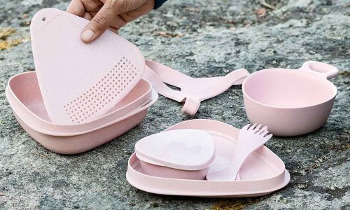 Kit de cocina sostenible Light My Fire Outdoor MealKit sobre una roca en plena naturaleza