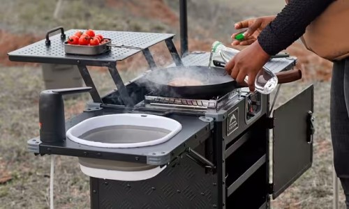 Cocina portátil Kitchen Cruiser desplegada en un entorno de camping