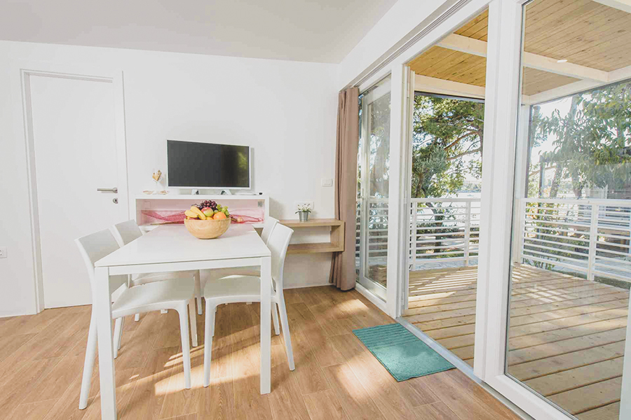 Mobile Home Premium eetkamer terras entree