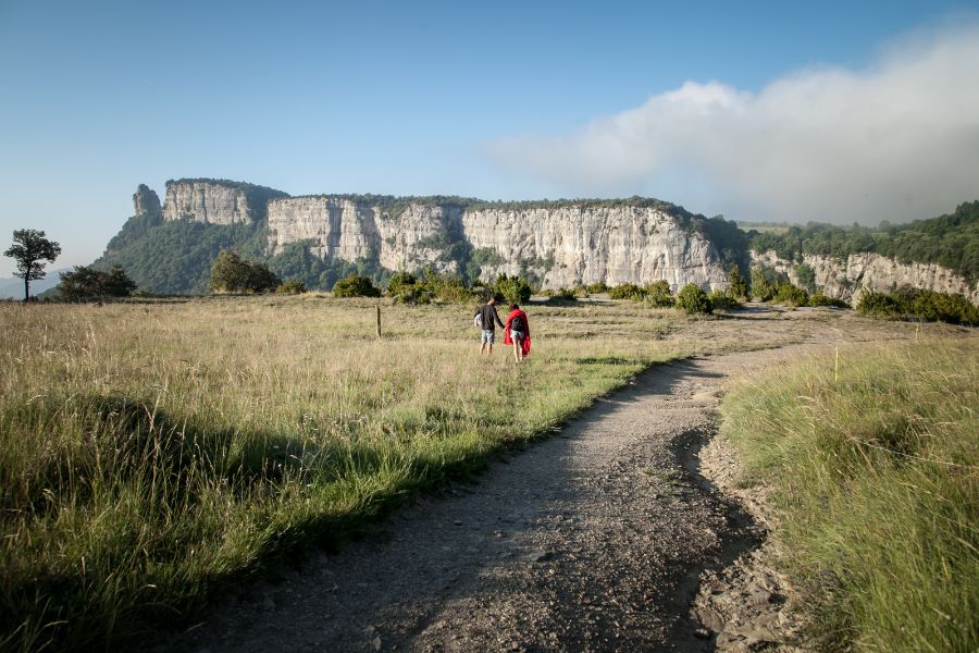 pareja paseando en entorno natural cerca de Rupit en Cataluña