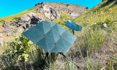 Panel solar plegable origami Sego Charger desplegado en entorno natural