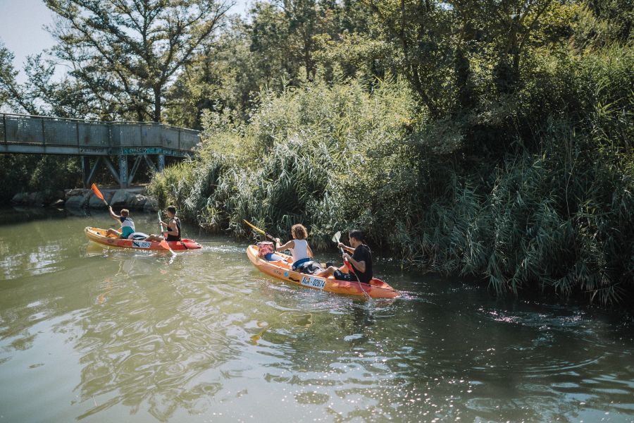 En bateau ou en kayak sur la rivière à côté du camping